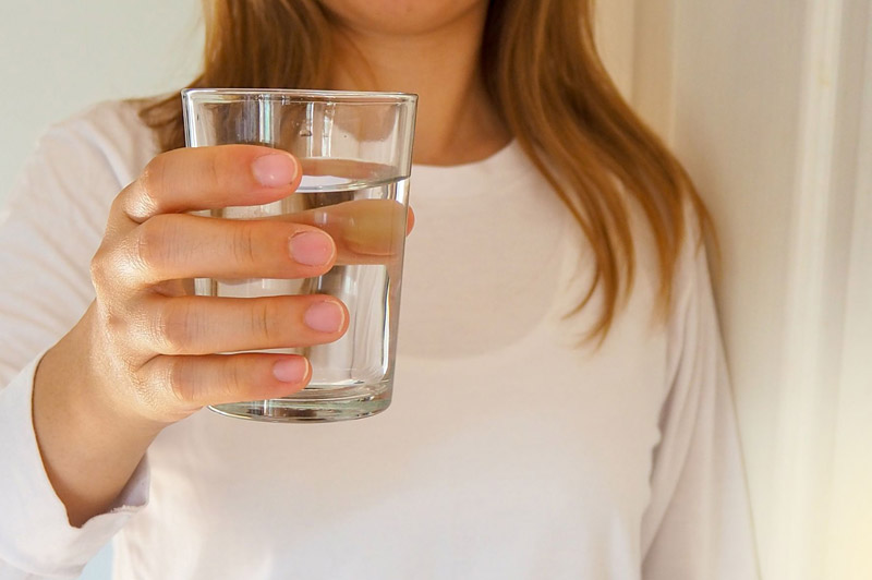 verre-eau-main-femme